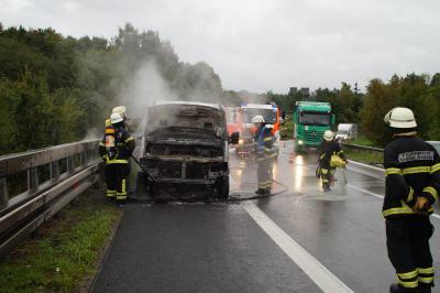 Transporter faengt Feuer und brennt aus am Kreuz Stuttgart